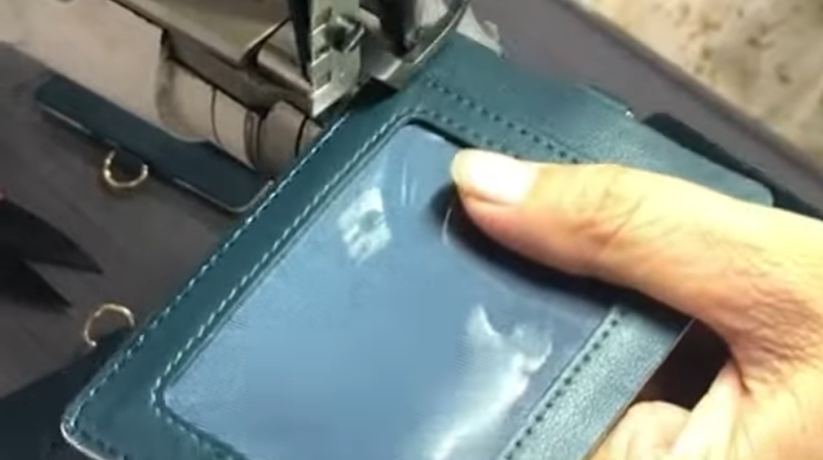 حامل بطاقة مخصص